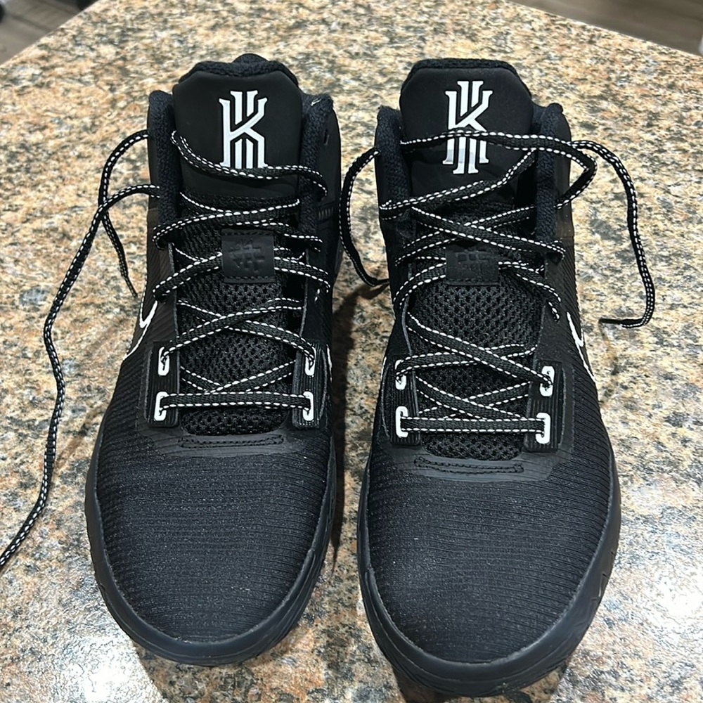 Men’s 9.5 Nike Kyrie Flytrap Basketball shoes